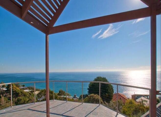 Breathtaking 180° city & bay views gallery image 2