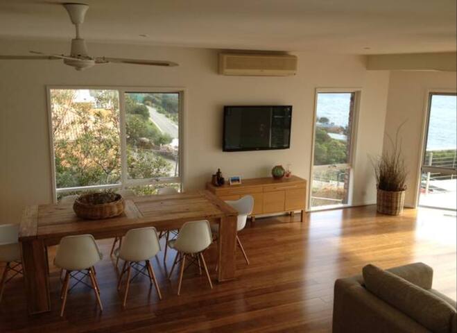 Breathtaking 180° city & bay views gallery image 3