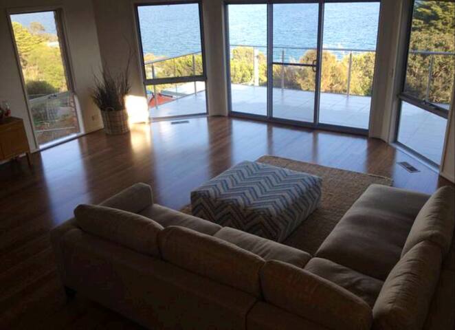 Breathtaking 180° city & bay views gallery image 4