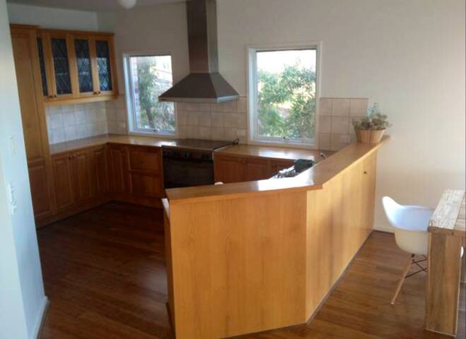 Breathtaking 180° city & bay views gallery image 5