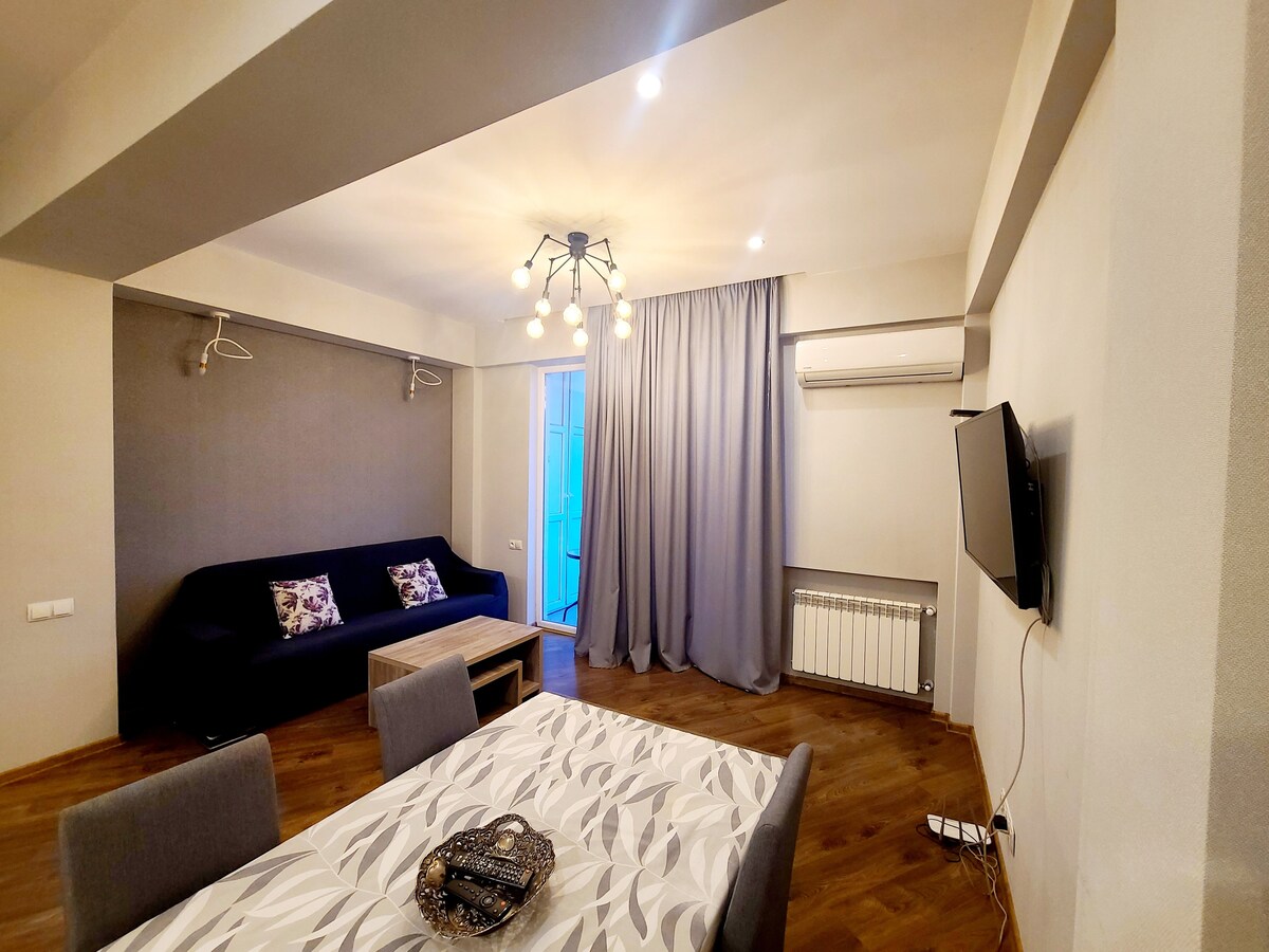 Მისაღები ოთახი აივნით