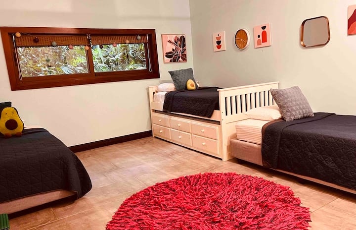 Tercer dormitorio. 4 camas individuales. Armario grande. Libros y juguetes para niños 