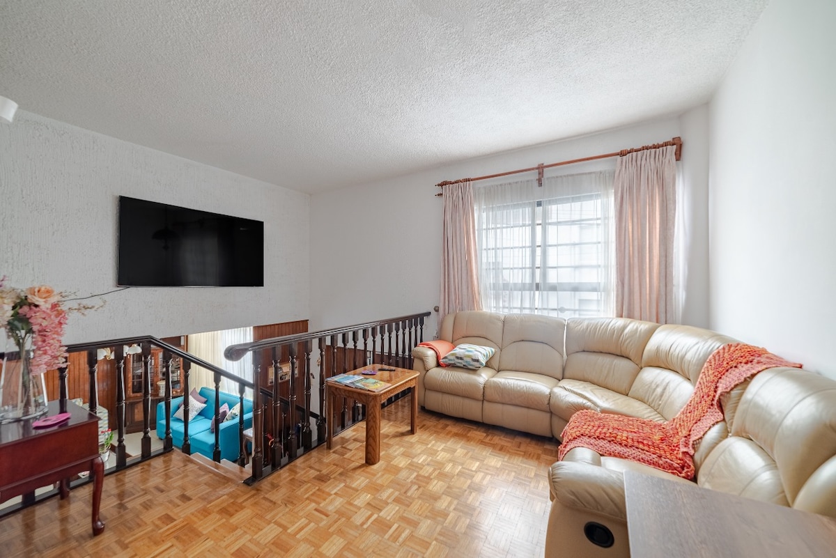 ที่ Casa ZuZa เรามีห้องที่สองในพื้นที่ความบันเทิงของเรา มีทีวีขนาด 70 นิ้ว เกมกระดาน และโต๊ะทำงานที่สมบูรณ์แบบ 