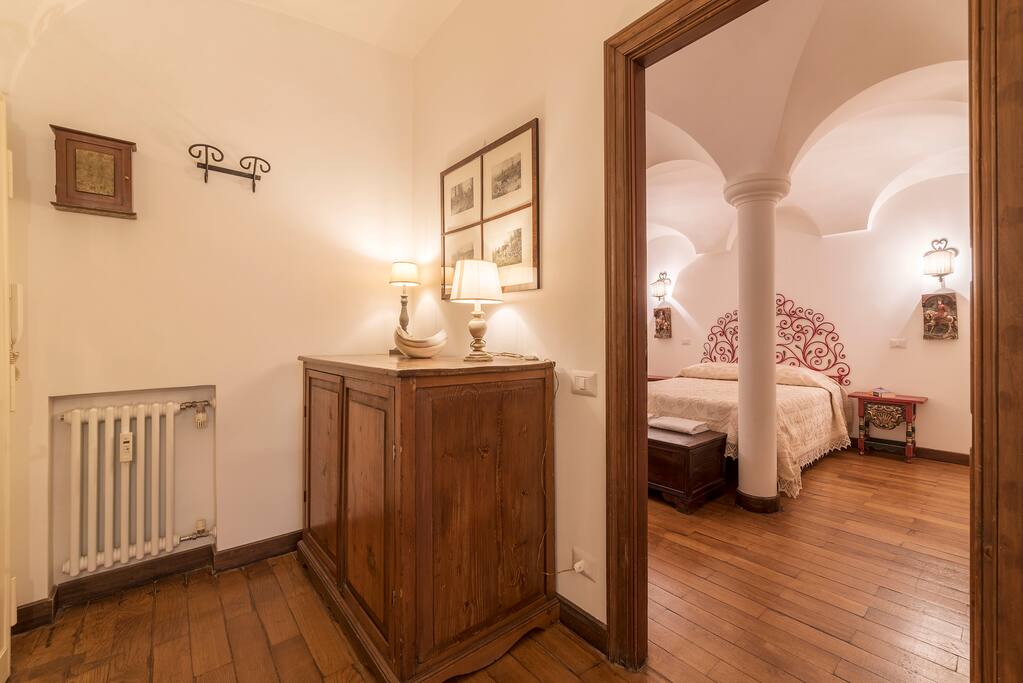ingresso e camera da letto, entry and bedroom