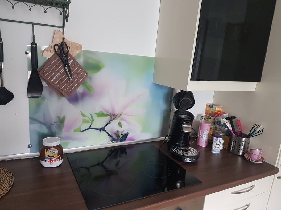 Kleine Küche mit Kaffeemaschine, Toaster und allem was man zum Kochen und Essen braucht. Little kitchen with coffee maker and toaster and all stuff needed for cooking.