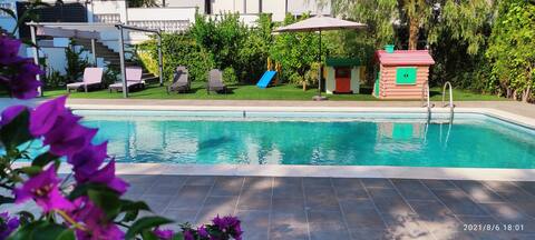 LARGE HOUSE & POOL near the BEACH and BARCELONA