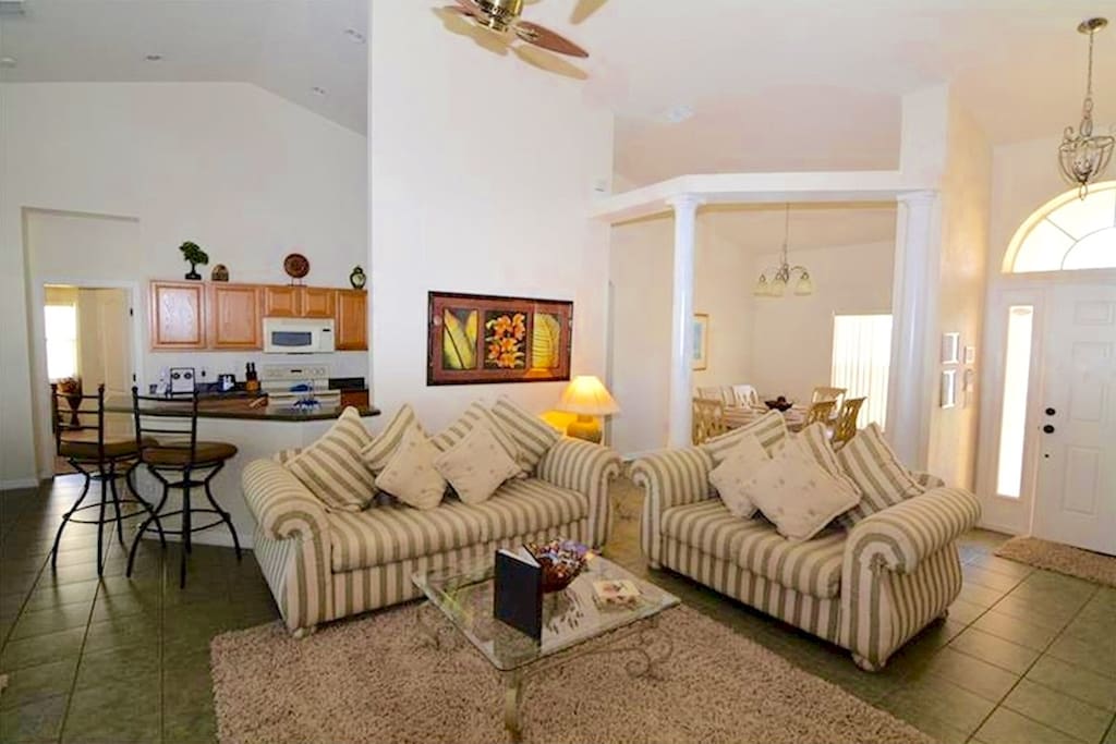 Contemporary living area (2)
