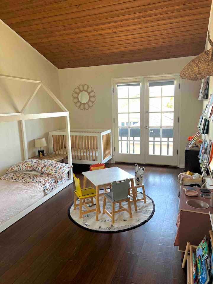 Спалня №3 - с детско креватче и детско легло