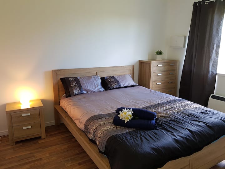 חדר שינה ראשי עם חימום ללילות חורף קרירים יותר. 