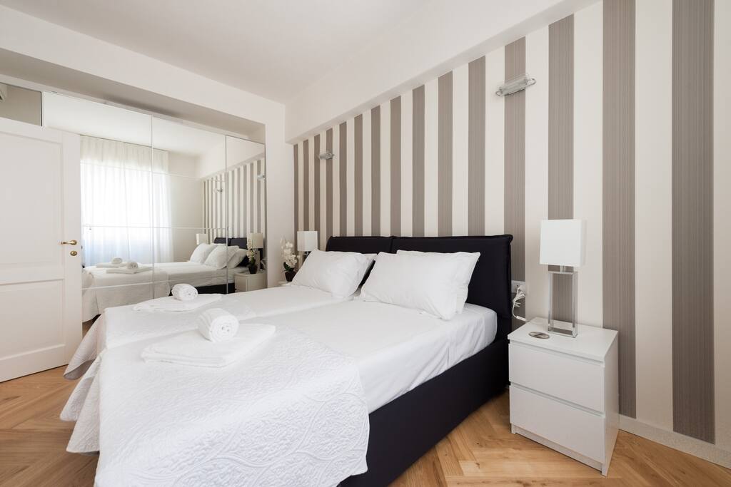 the double bedroom with two separate beds