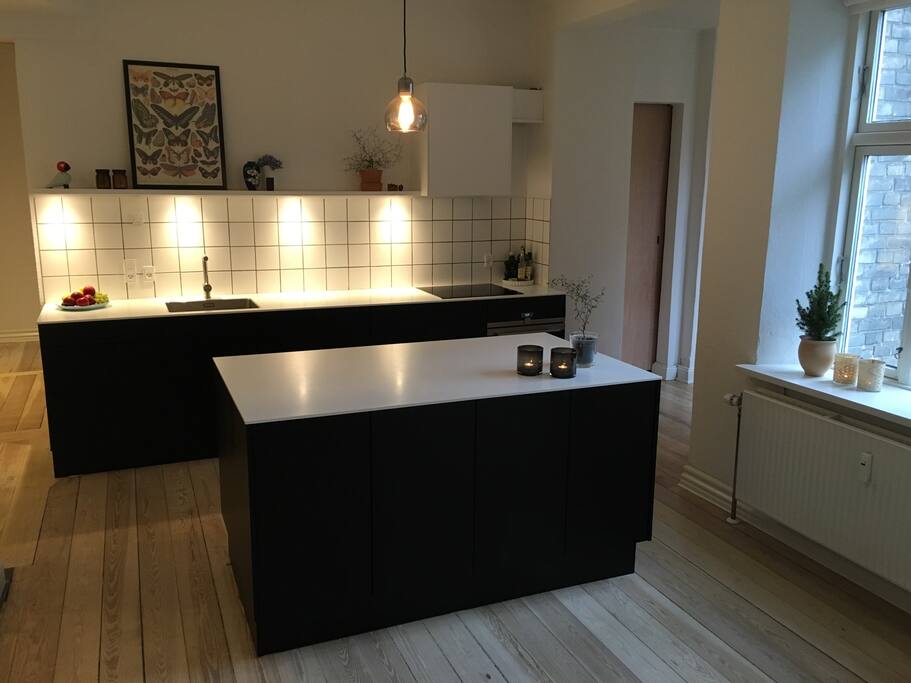 Køkkenalrum med helt nyt køkken fra 2015