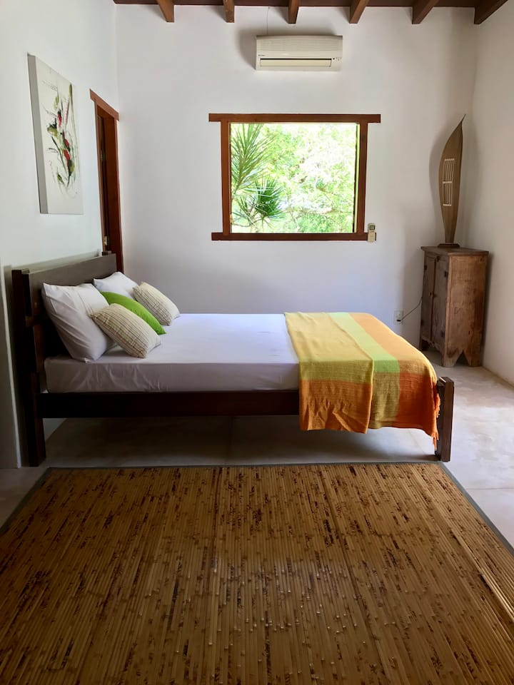 Suite 2 com ar condicionado / Bedroom #2 with double bed and aircon.