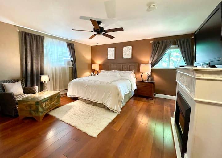 Dormitorio king con baño en la planta baja con chimenea, vestidor