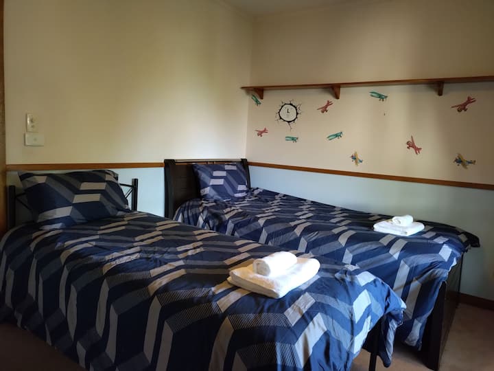 U5R3 Private room sleep 2 beautiful garden view Houses for Rent in Deer Park, Victoria