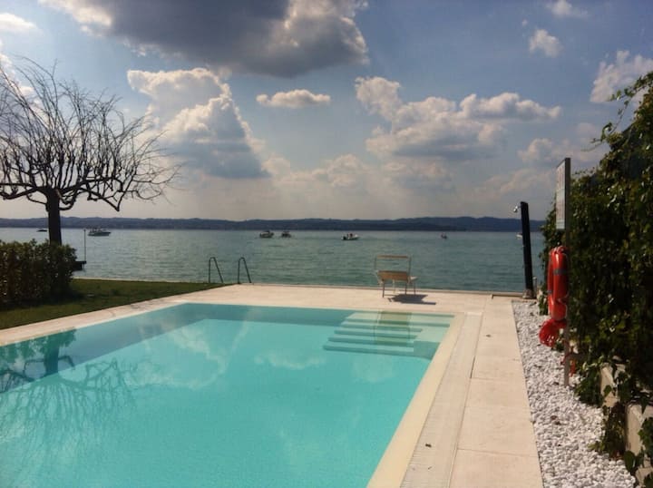 Super location, beach, pool and jacuzi by the lake
