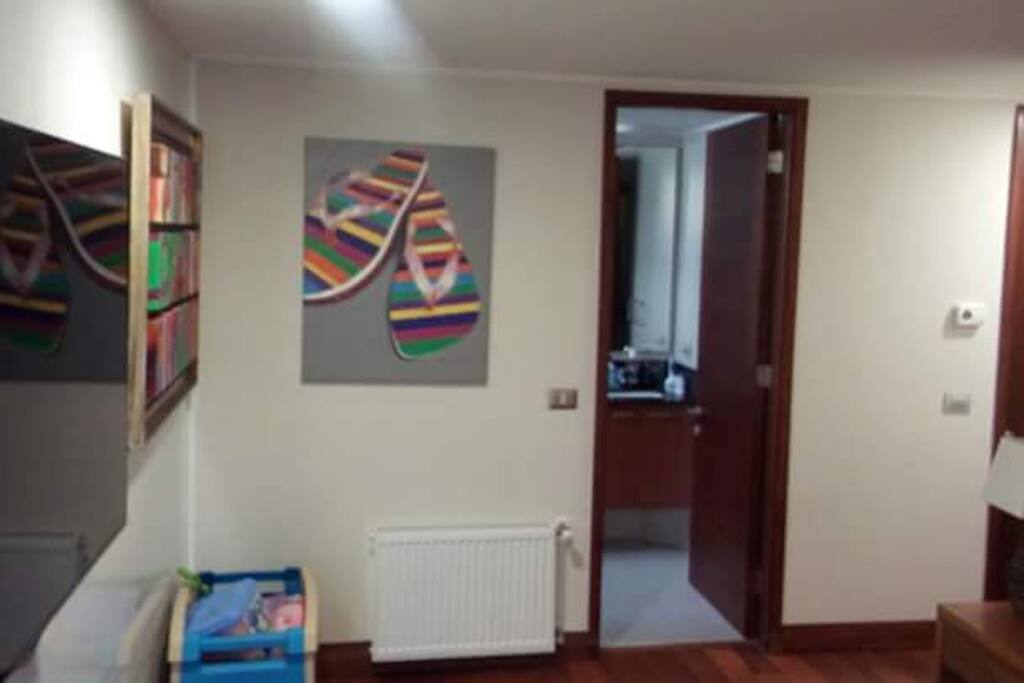 Parte del dormitorio principal, con su baño en suit y jacuzzi.