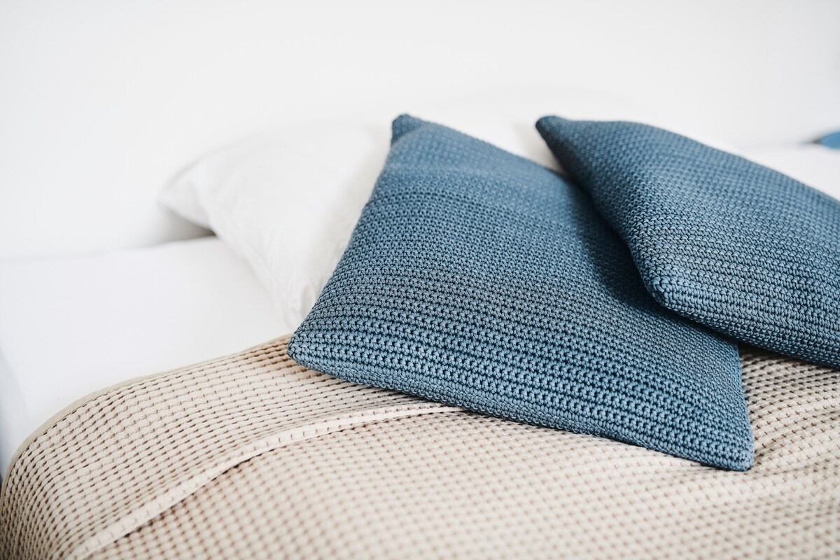 双人床，配有舒适的Casper床垫。 