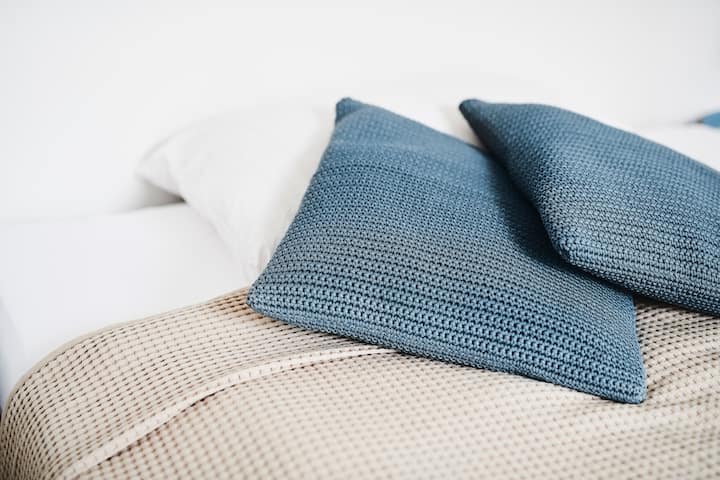 Double bed with comfy Casper mattress.