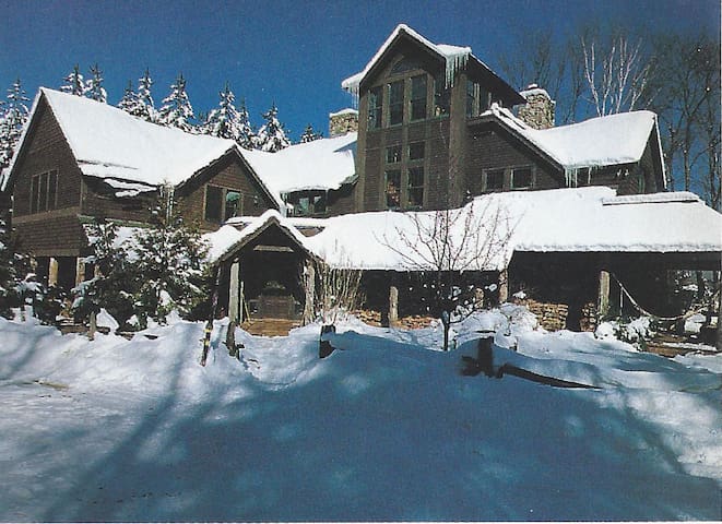 Adirondack Lodge - cozy room w/deck