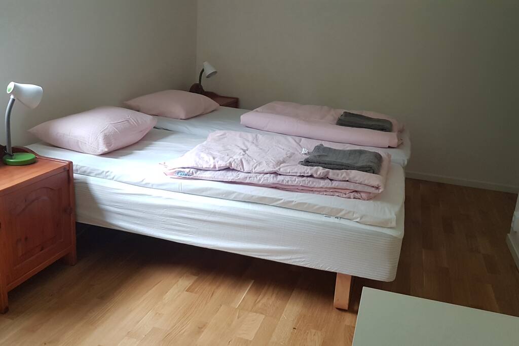 Det finns plats för en 3 person i gästsäng.