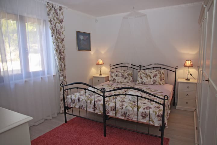 Spálňa 2, menšia manželská posteľ, ktorú je možné rozdeliť na 2 jednolôžka