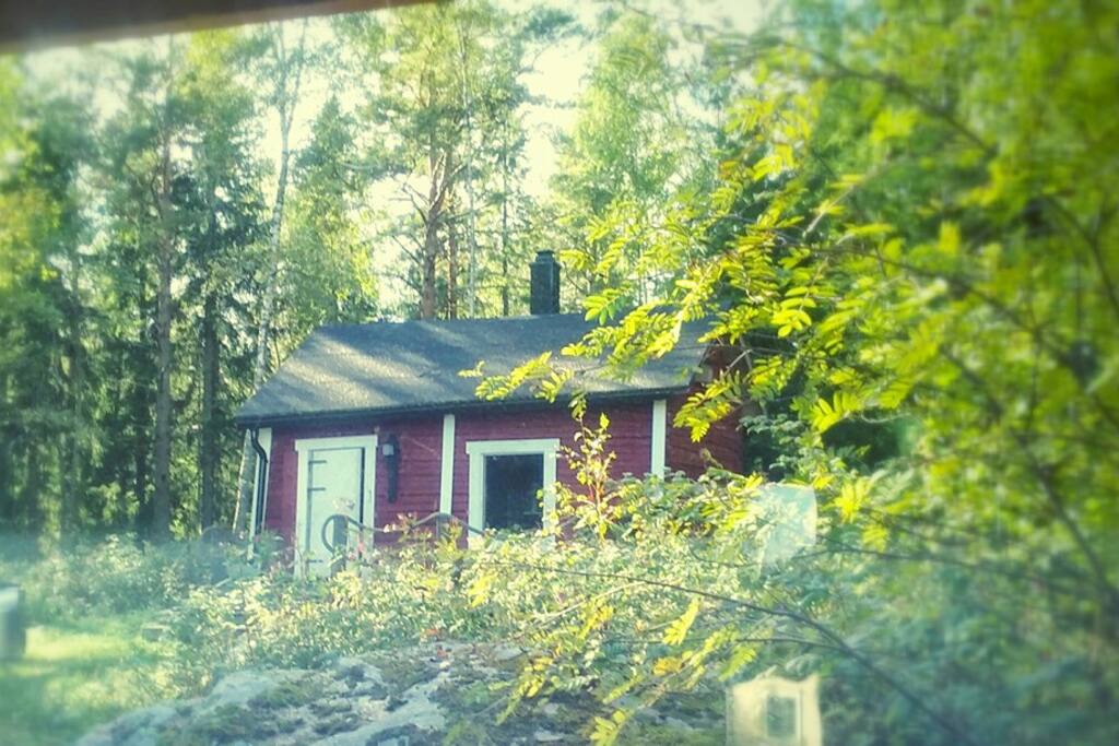 Yli 100 vuotias sauna ryteikön puolelta kuvattuna.