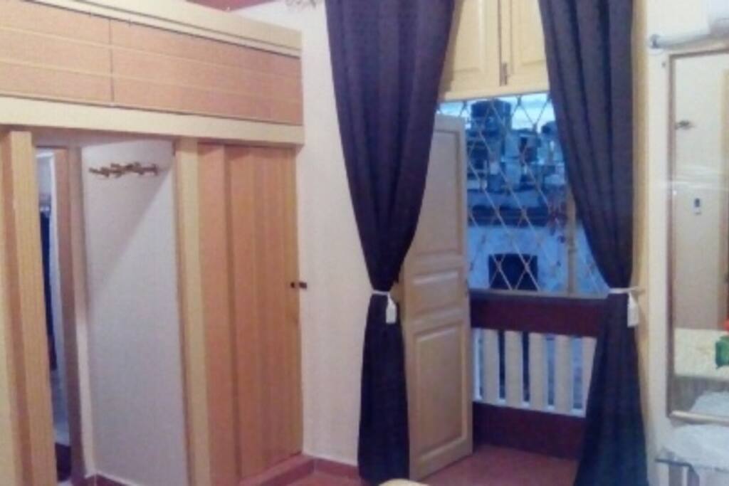 Habitación con balcón a la calle y baño privado