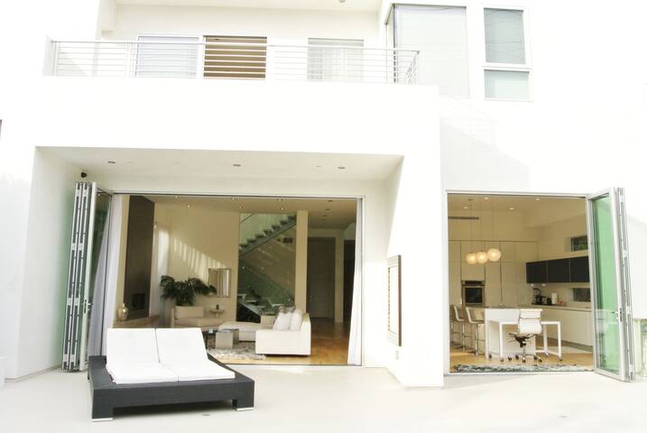 Modern Luxurious & Prime Location gallery image 2