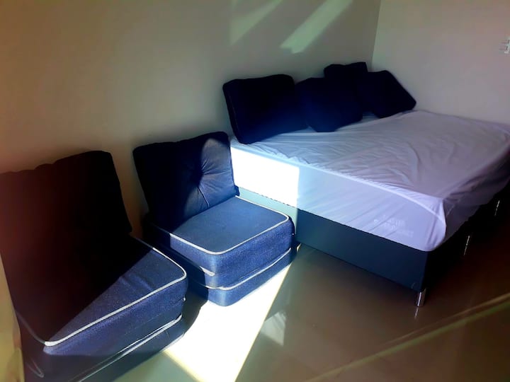 Dubbelsäng och puf-fåtöljer