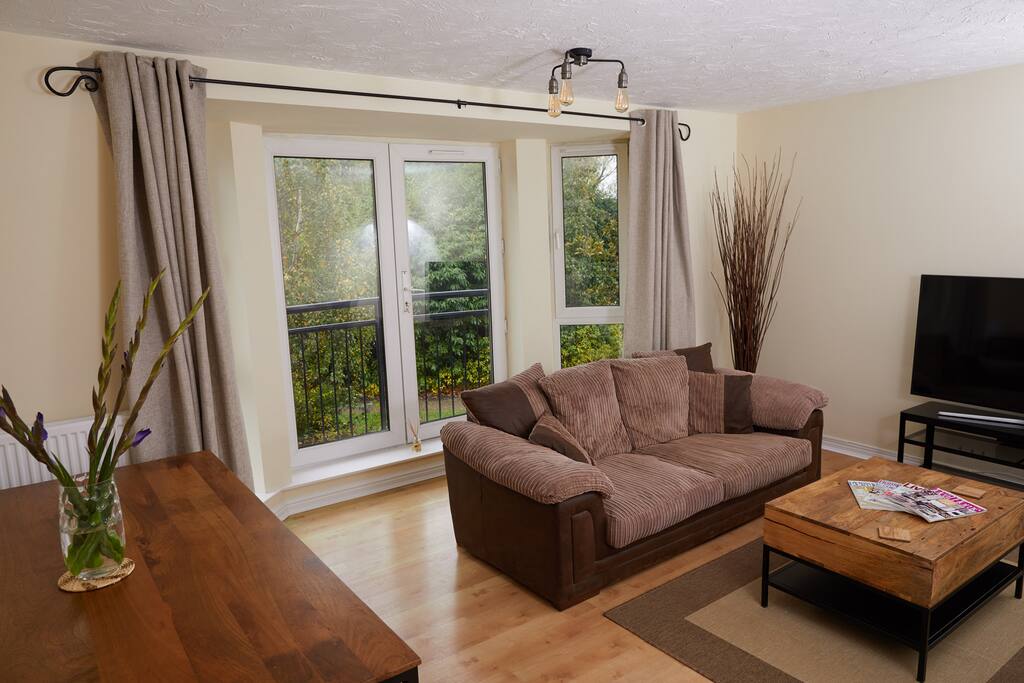 One level up, the juliet bay window allows you to overlook a quiet park area. Relax at the dining table or on one of the two sofas to watch the smart tv