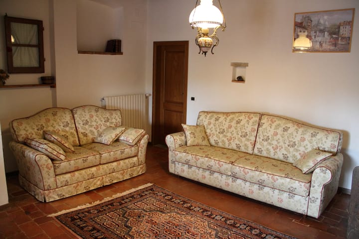 زاوية من غرفة المعيشة في الطابق الأرضي