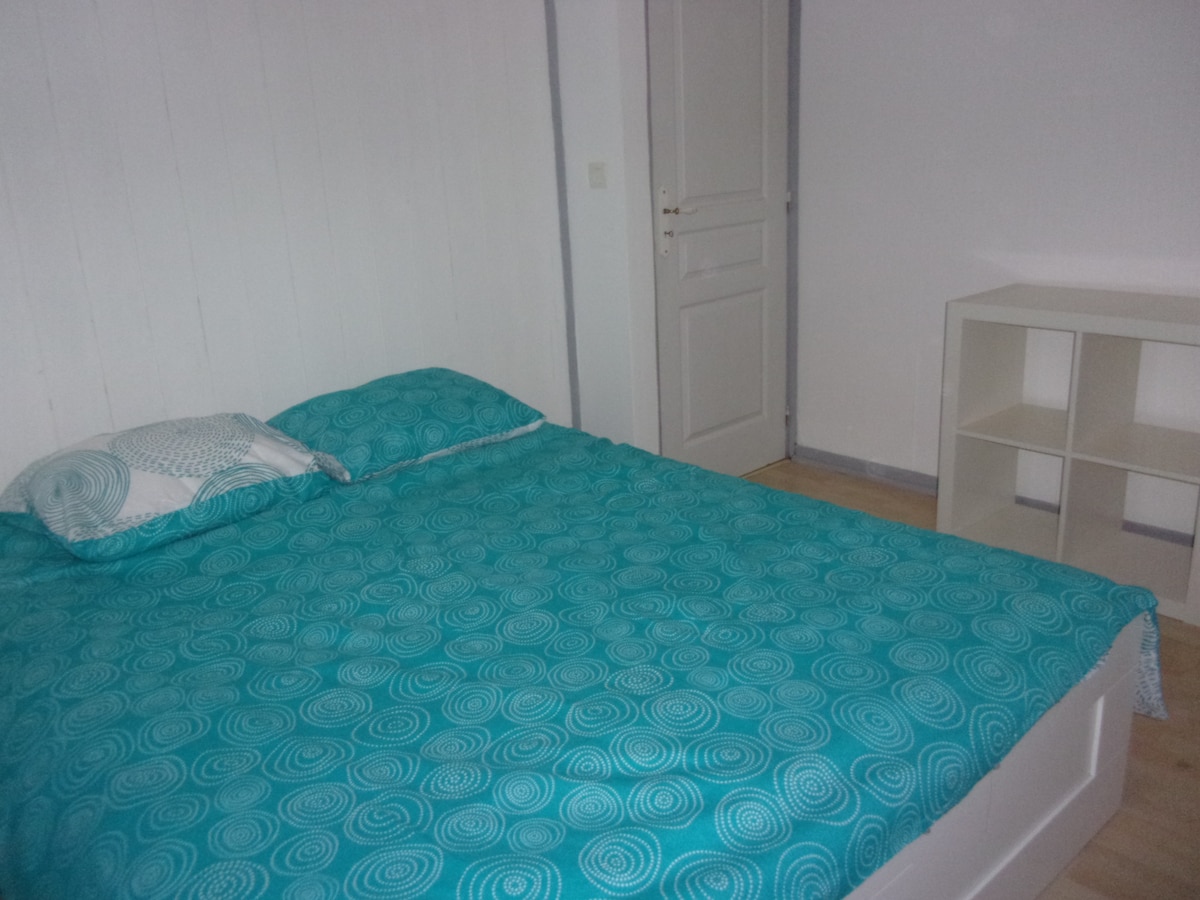 غرفة نوم بسرير ملكي