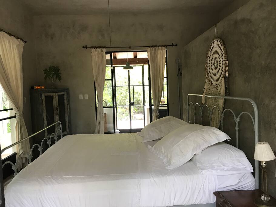 King bed with view to the jungle