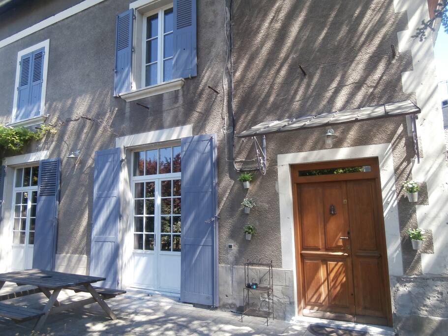 Façade de la maison avec terrasse