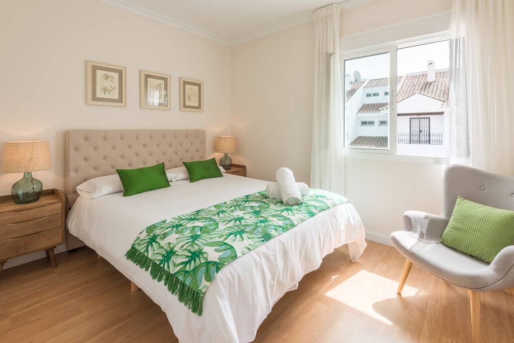First floor - Guest bedroom #1, 150x200cm bed and ample built-in closet