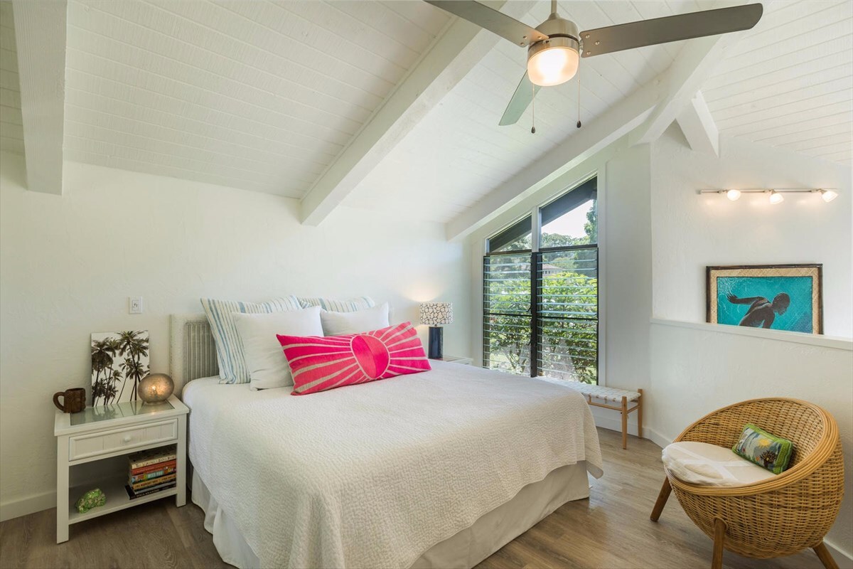 Dormitorio loft con cama tamaño king y baño en suite 