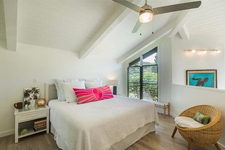 Chambre loft avec lit king size et salle de bain attenante