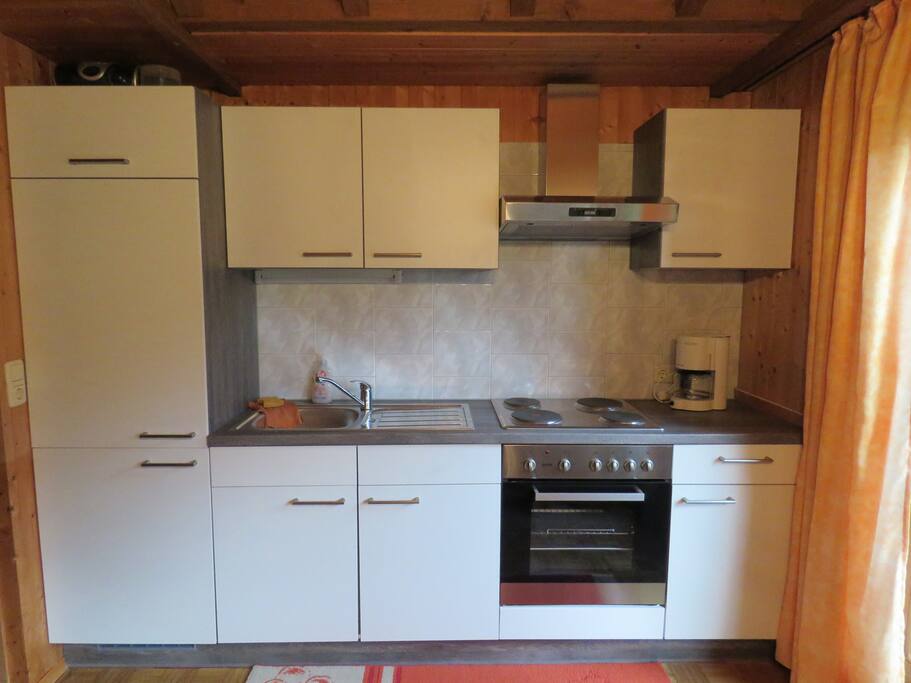 Nagelneue Küche mit Kührlschrank, Herd, Backhofen, Kaffeemaschine
