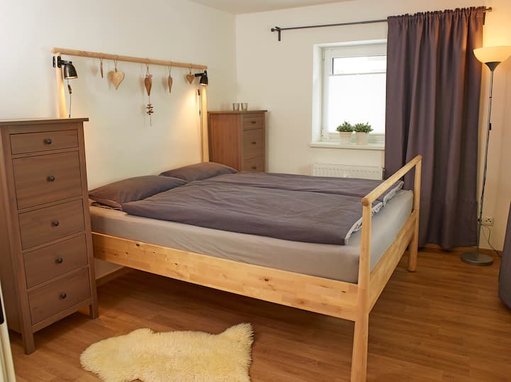 Првата спална соба со креветод 1,60м x  2,00м...