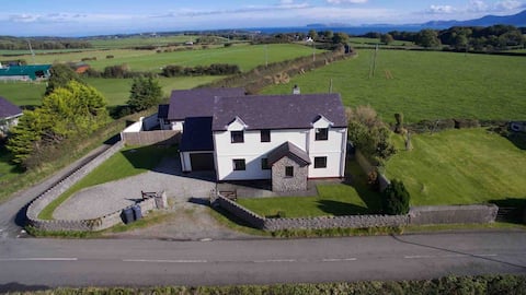 Farmhouse with Amazing Views! Secure Garden, WiFi