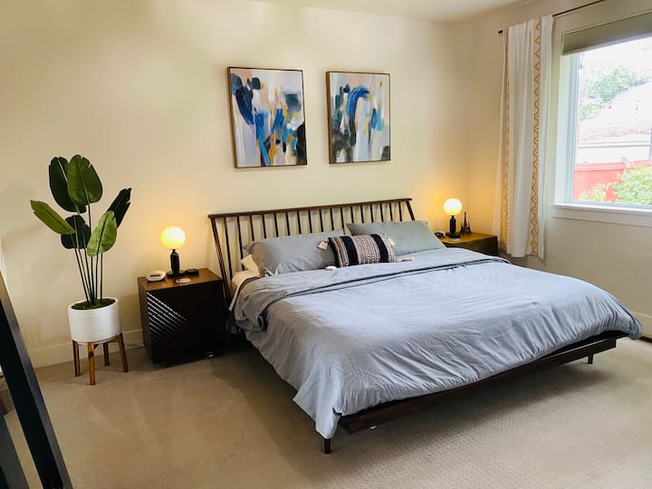 سرير كبير بحمام داخلي في الطابق الأول 