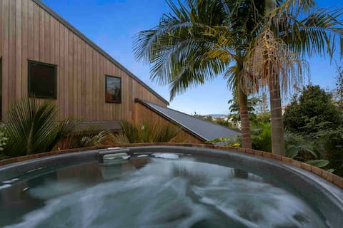 Tropical oasis w/ glasshouse, hot tub & ensuite