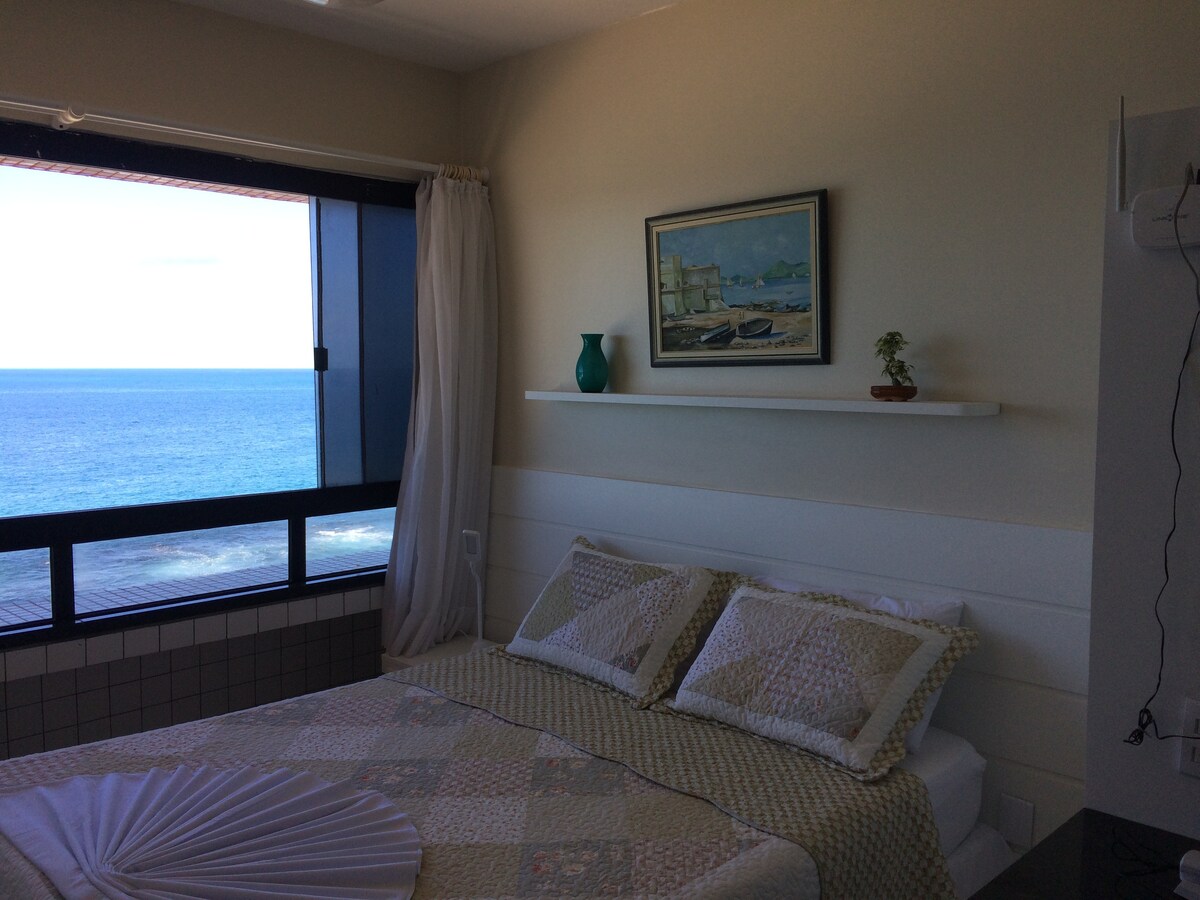 כאילו היית על אונייה...  שוכב במיטה, פונה לים... בלילה, רק רשרוש הגלים... להירגע בסך הכל!