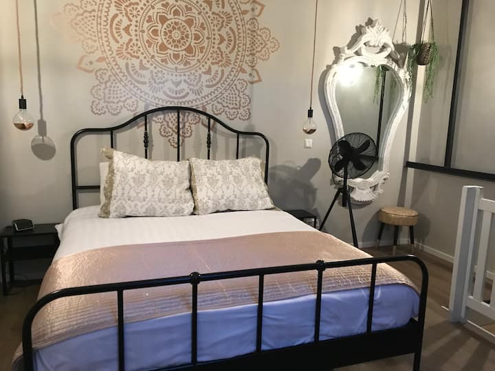 מיטה 1.60, מראה צמודה, שרפרף, מלתחה, מאוורר