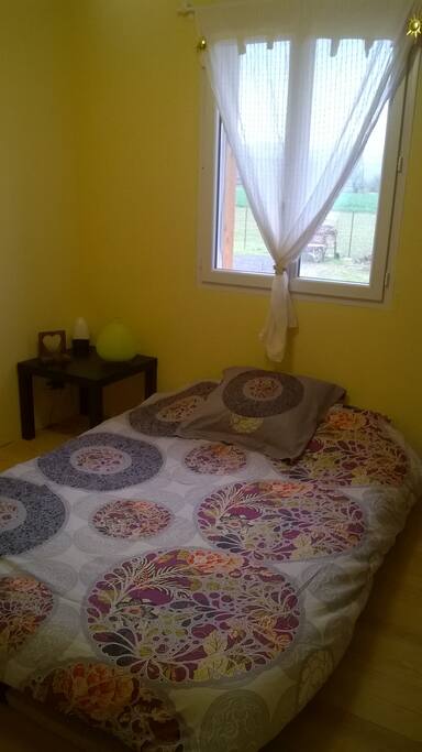 un lit de deux places, dans une chambre avec un placard et une commaode