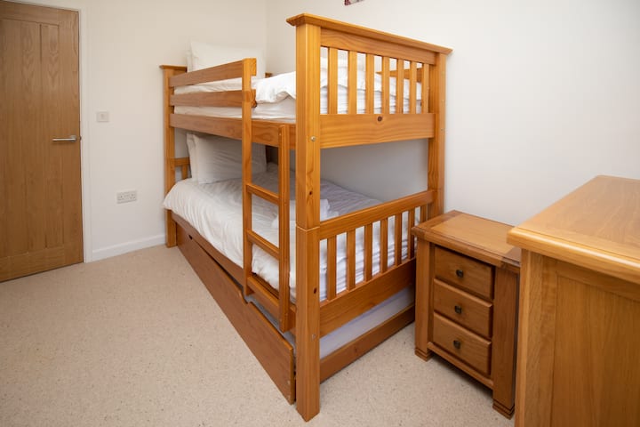 غرفة نوم رابعة بطابقين وسرير متحرك إضافي