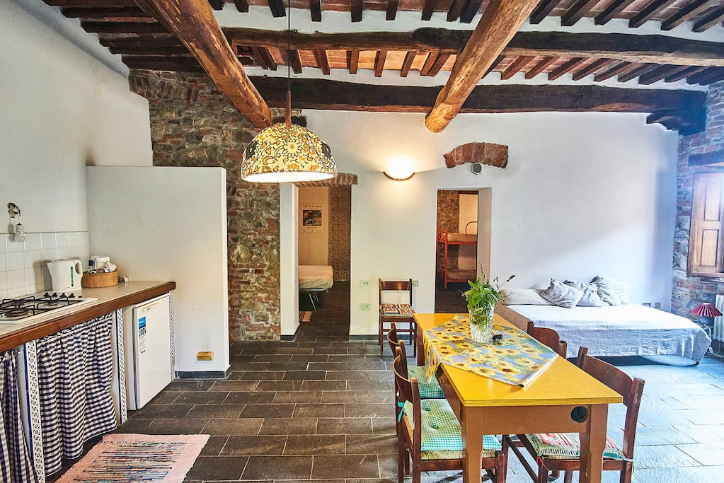 Cucina nell'open space all'ingresso dell'appartamento