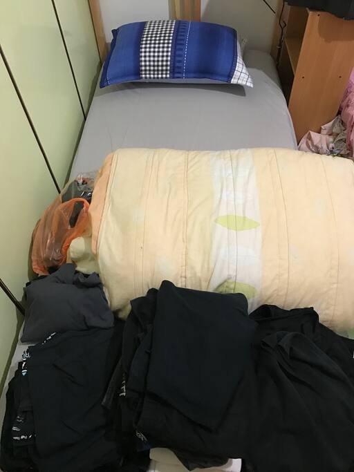 單人床,累了就睡吧。