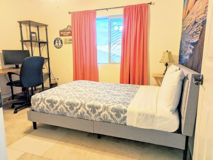 غرفة نوم 3 مع سرير كامل، تلفزيون صغير مع Roku، مساحة عمل واسعة، شاشتين وطابعة. 