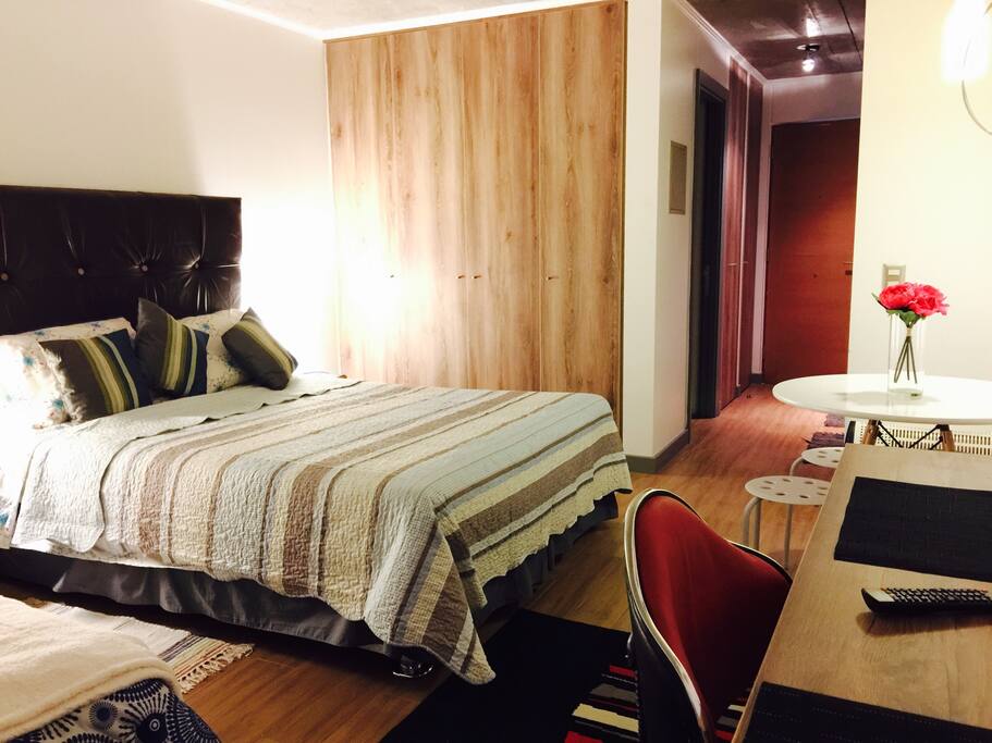 Habitación con escritorio